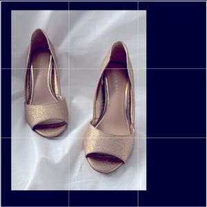Kellie and Katie Gold Pump Peep Toe Size 8.5